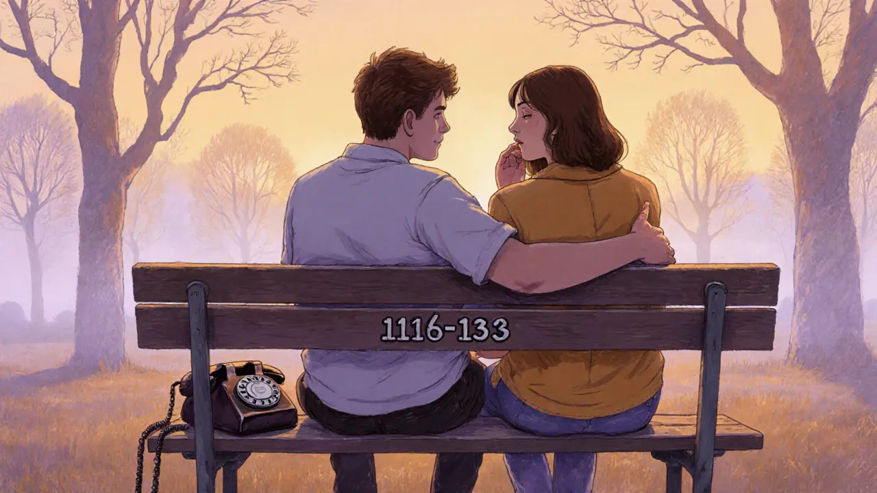 Přítel naslouchá a drží telefon s krizovou linkou.